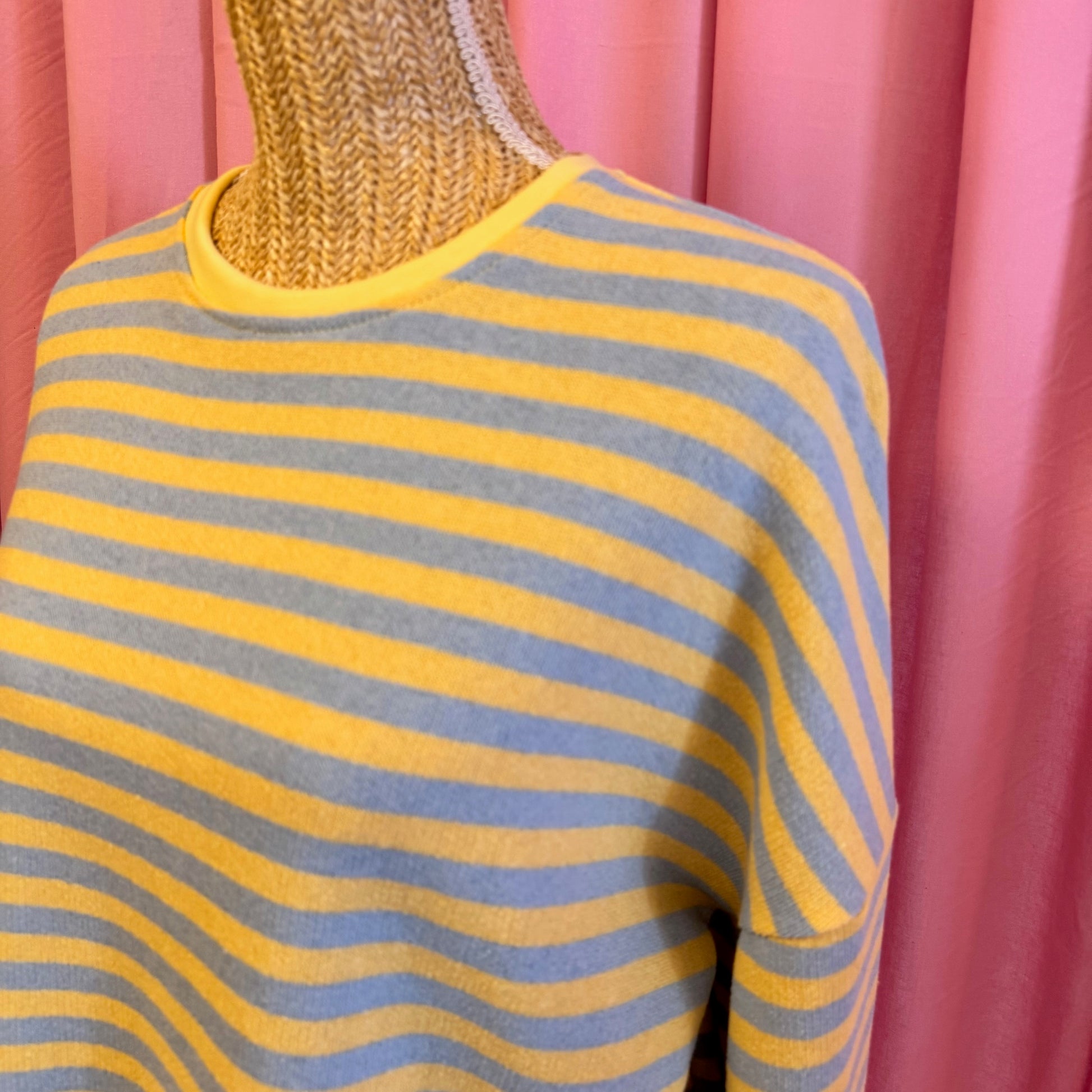 zoom sur détails marinière jaune et bleu ciel 