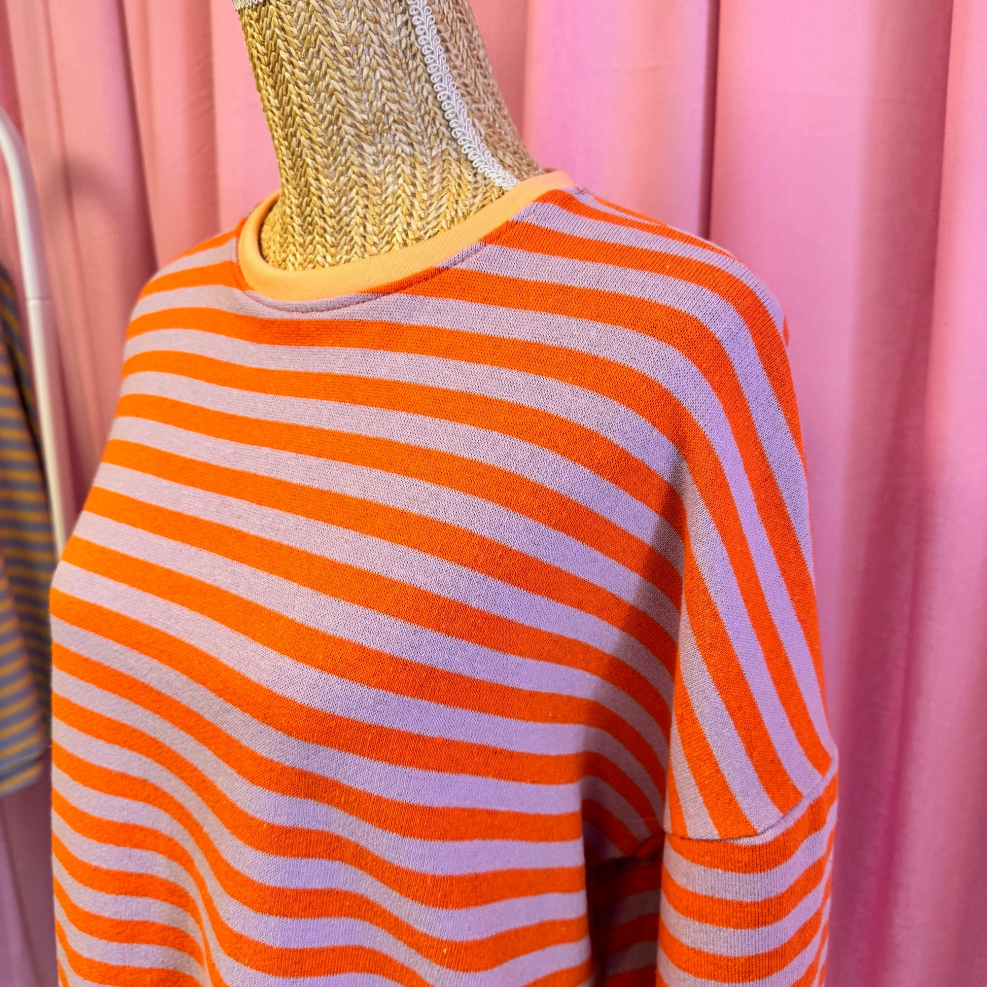 zoom sur marinière rayures orange et mauve