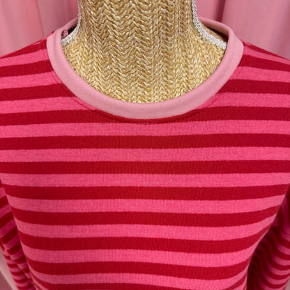 zoom détails de la marinière rayures rouge et rose