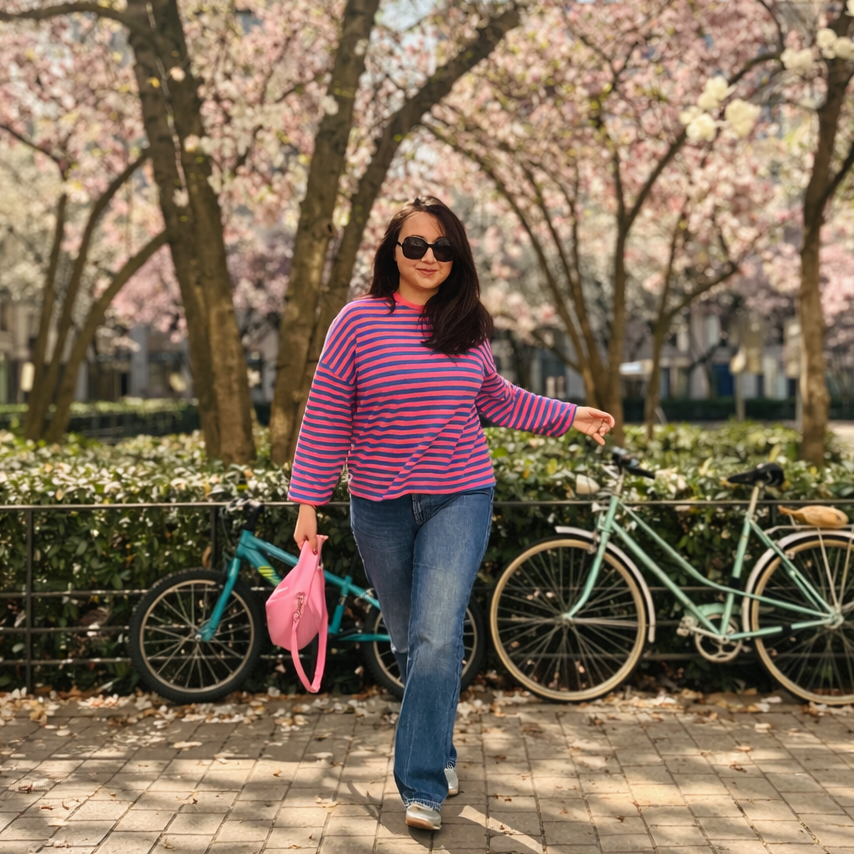marinière rose et bleu en situation sur un mannequin en extérieur 