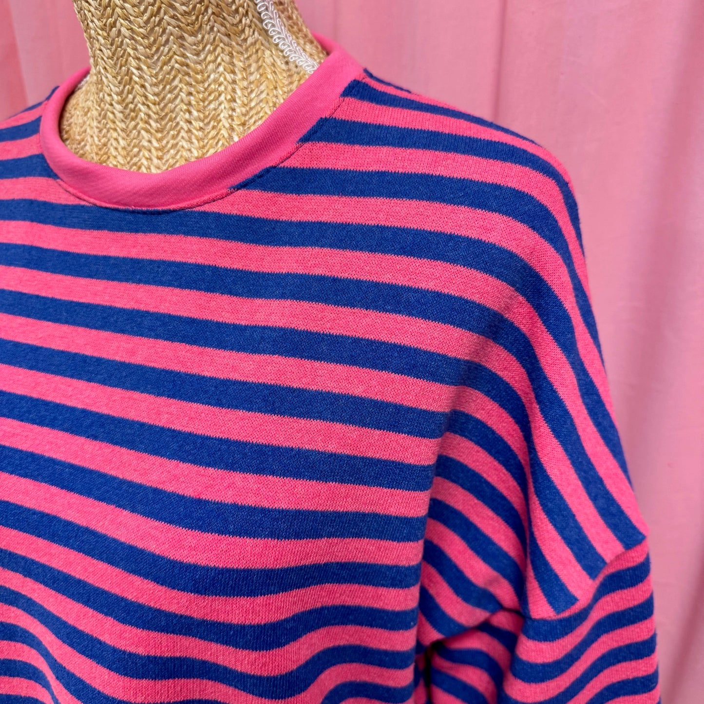 zoom détails marinière rose et bleu roi 