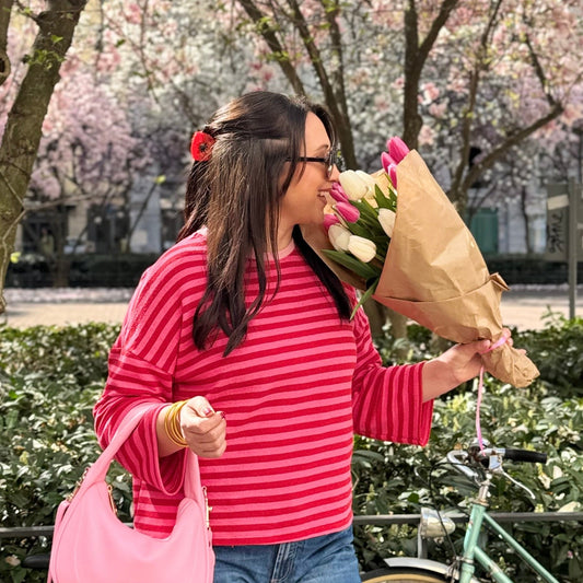 marinière rouge fabriquée en Italie en situation sur un mannequin en extérieur 