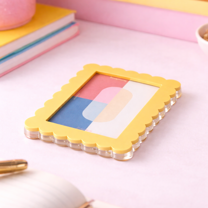 mini cadre photo bords vagues jaune, posé sur un bureau