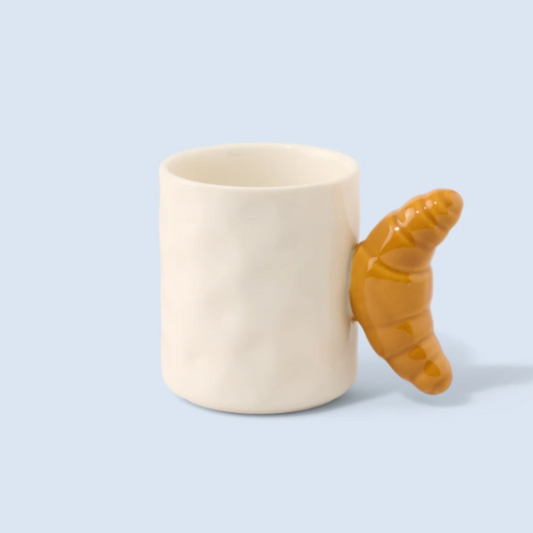Détail de l’anse croissant du mug en céramique