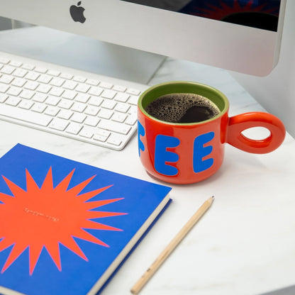 Mug design posé sur un bureau pour pause café