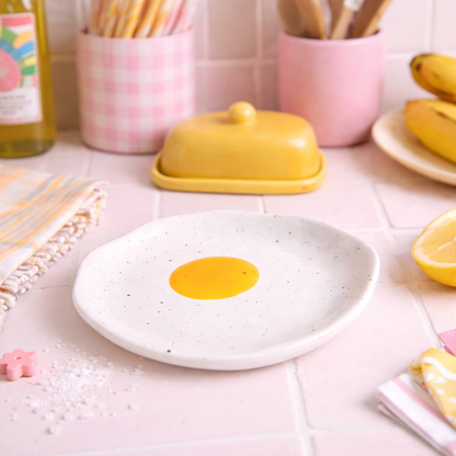 petit plateau en forme d'œuf en situation dans une cuisine