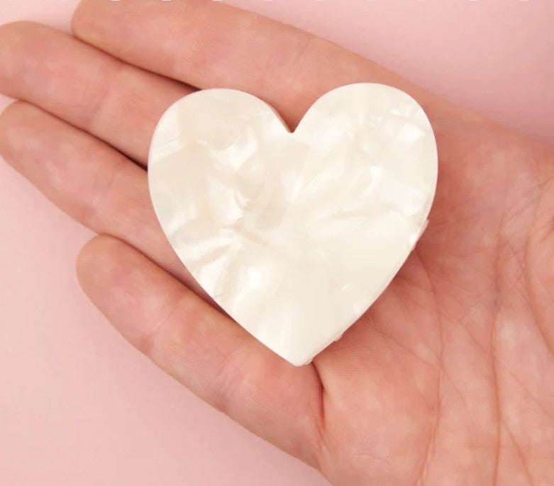 zoom sur pince a cheveux coeur blanc