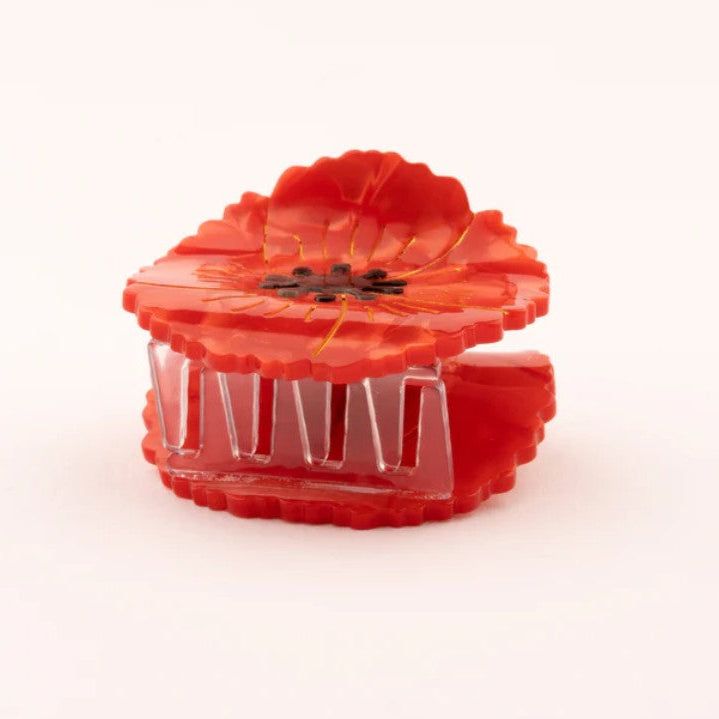 zoom sur belle pince a cheveux en forme de coquelicot
