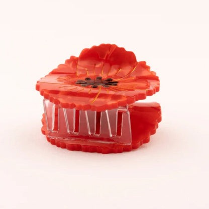 zoom sur belle pince a cheveux en forme de coquelicot