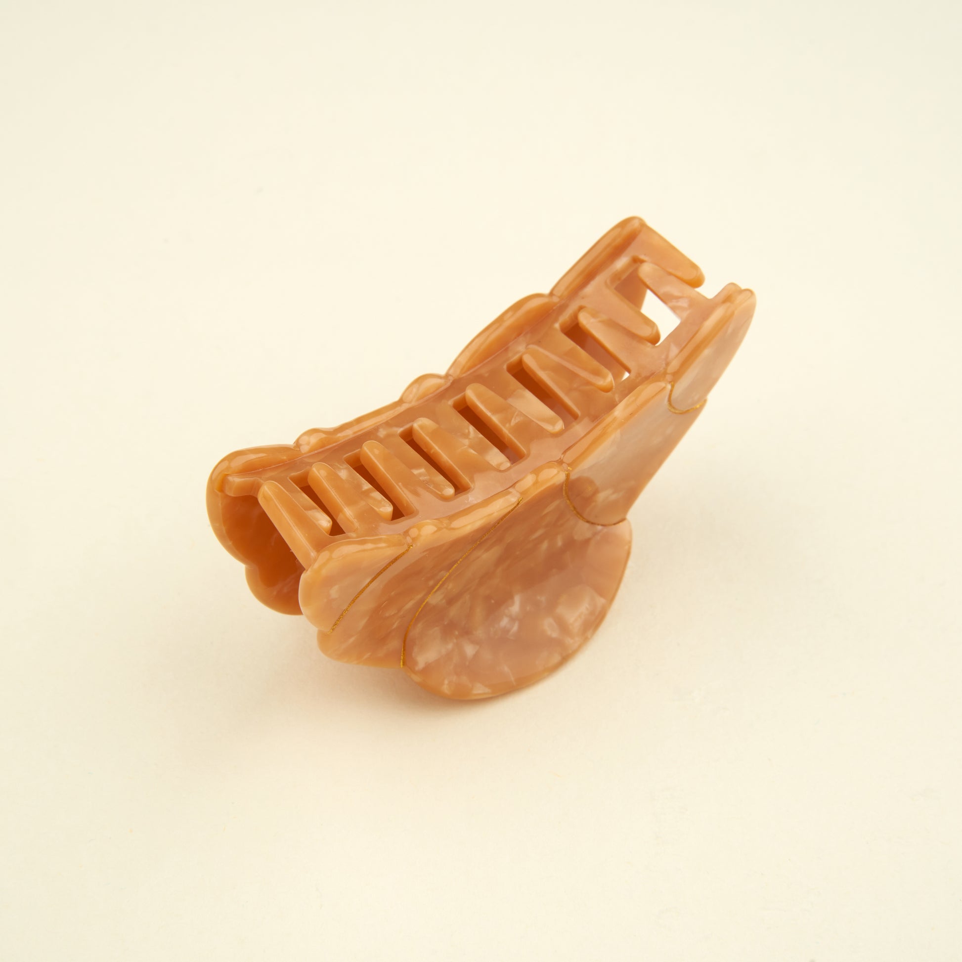 pince cheveux croissant de chez marie moon vue de côté