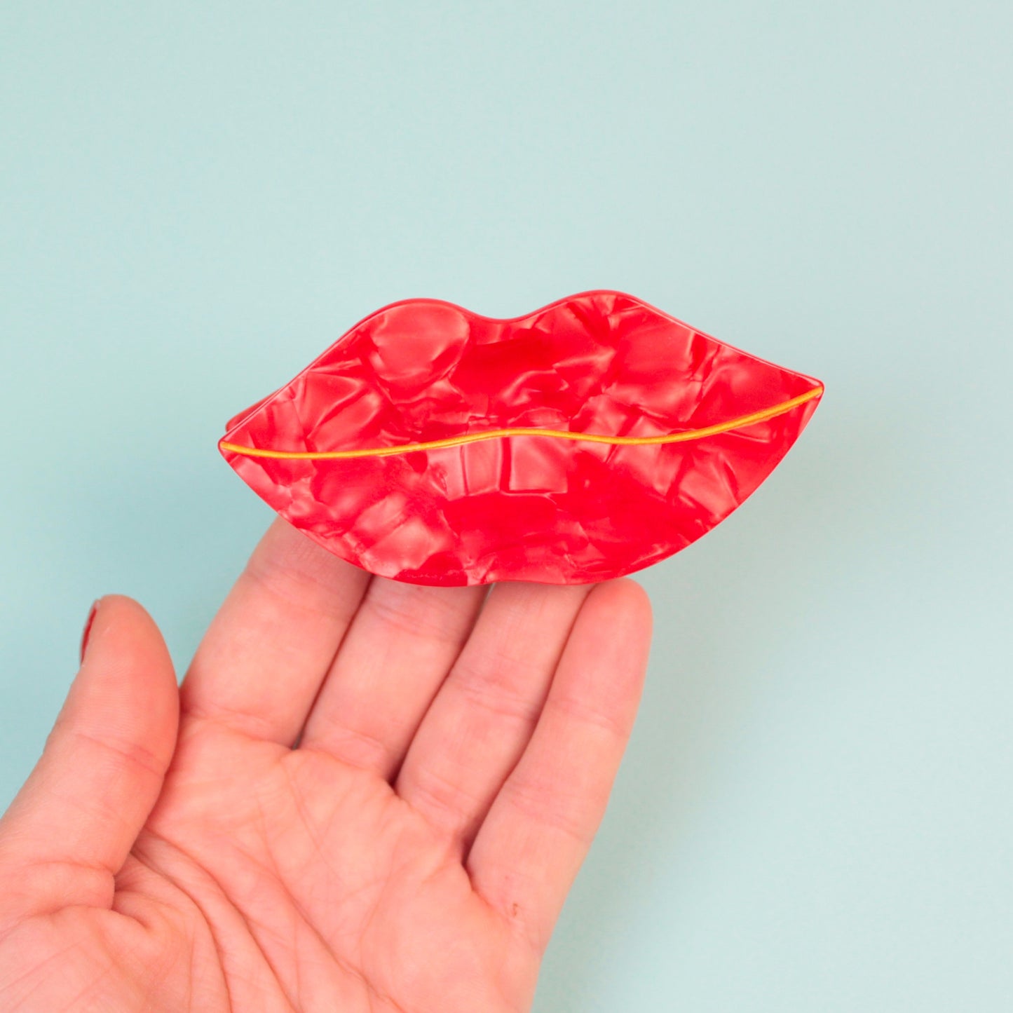 zoom sur belle pince cheveux forme bouche rouge