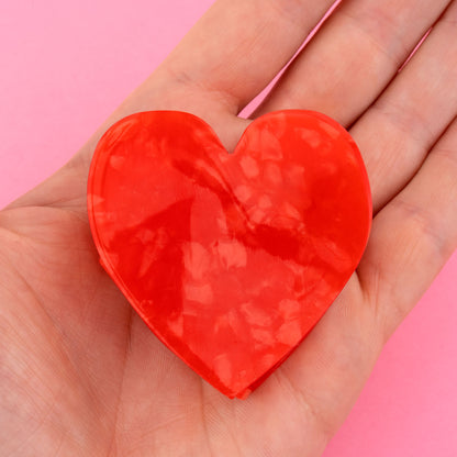 zoom pince cheveux forme cœur rouge