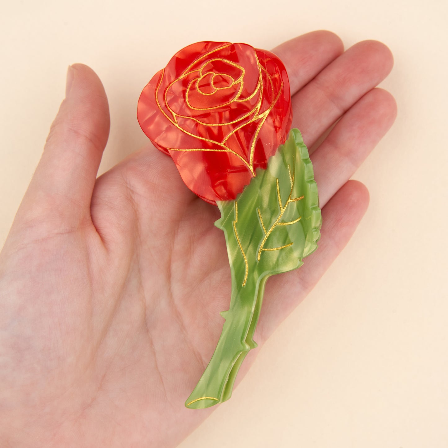 zoom sur pince cheveux forme rose