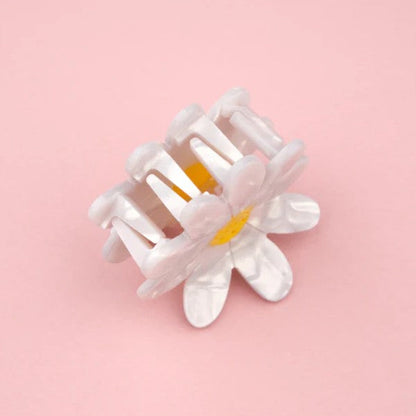 zoom sur pince cheveux marguerite dispo sur mariemoon.fr