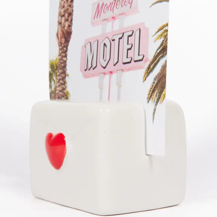 Porte-photo en céramique lettre d’amour posé sur une étagère