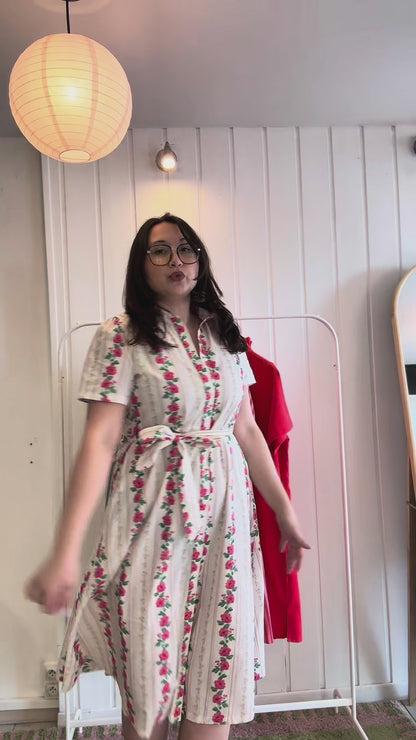 Vidéo robe mi longue fleurie et taille ceinturée - MARIE MOON