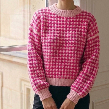 Pull rose LOU porté – silhouette complète