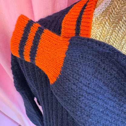 zoom manche pull bleu et orange fabrique en italie