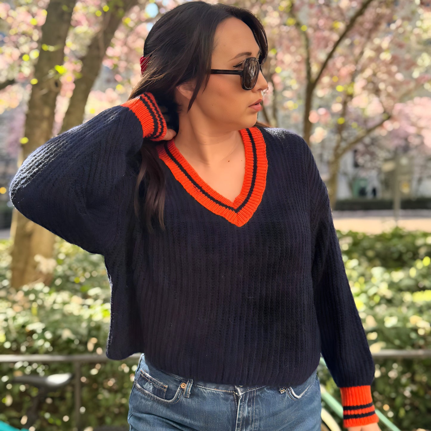 pull bleu et orange made in Italie en situation sur un mannequin en extérieur 