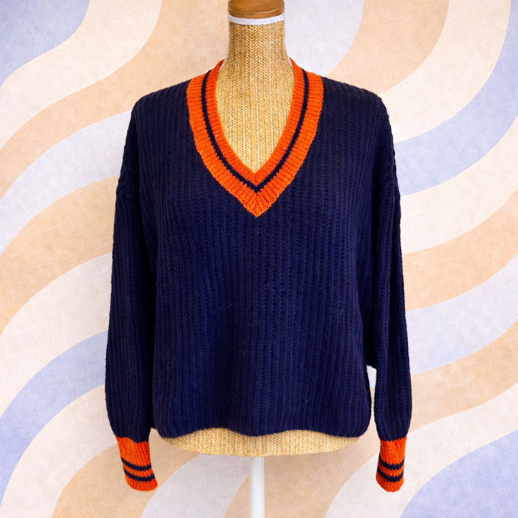 pull bleu fabriqué en Italie avec col et bas de manche orange