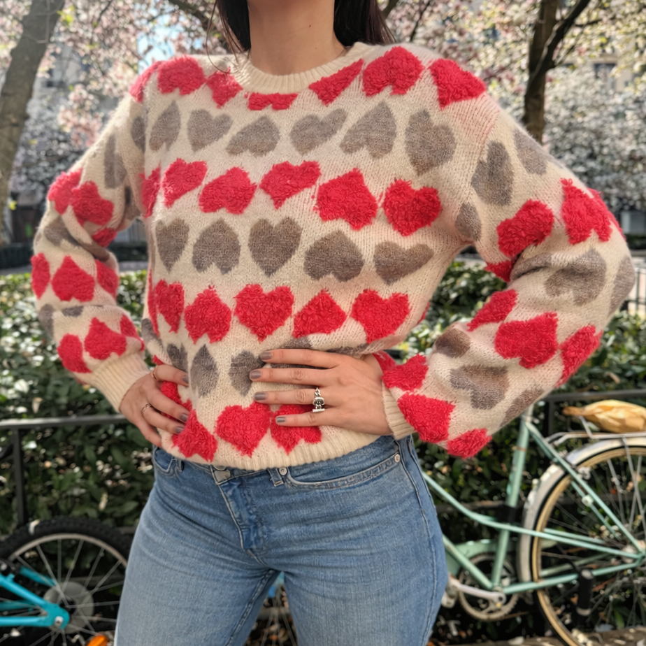 pull coeur rouge et vert en situation