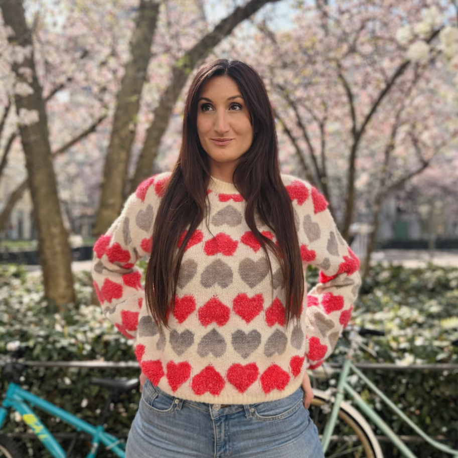 pull cœur rouge et vert porté sur mannequin