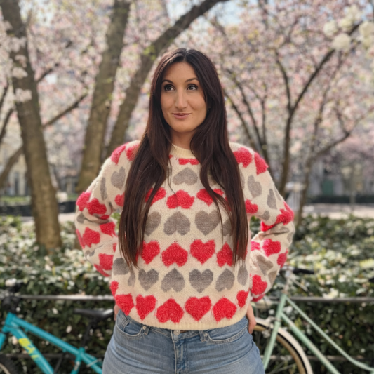 pull cœur rouge et vert porté sur mannequin