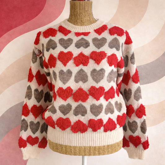pull cœurs kaki et rouge sur un buste 