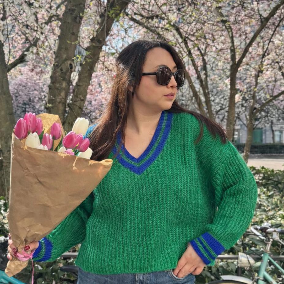 pull col V bleu et vert porté sur mannequin 