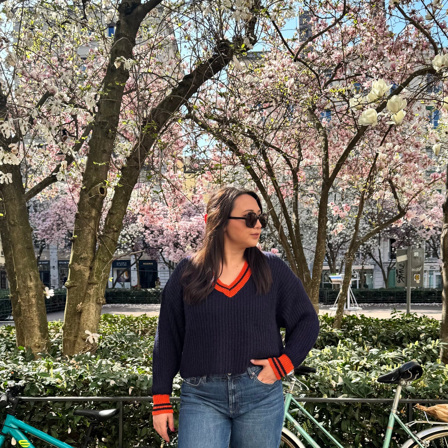 pull col V orange et bleu porté sur mannequin en extérieur 