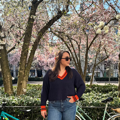 pull col V orange et bleu porté sur mannequin en extérieur 