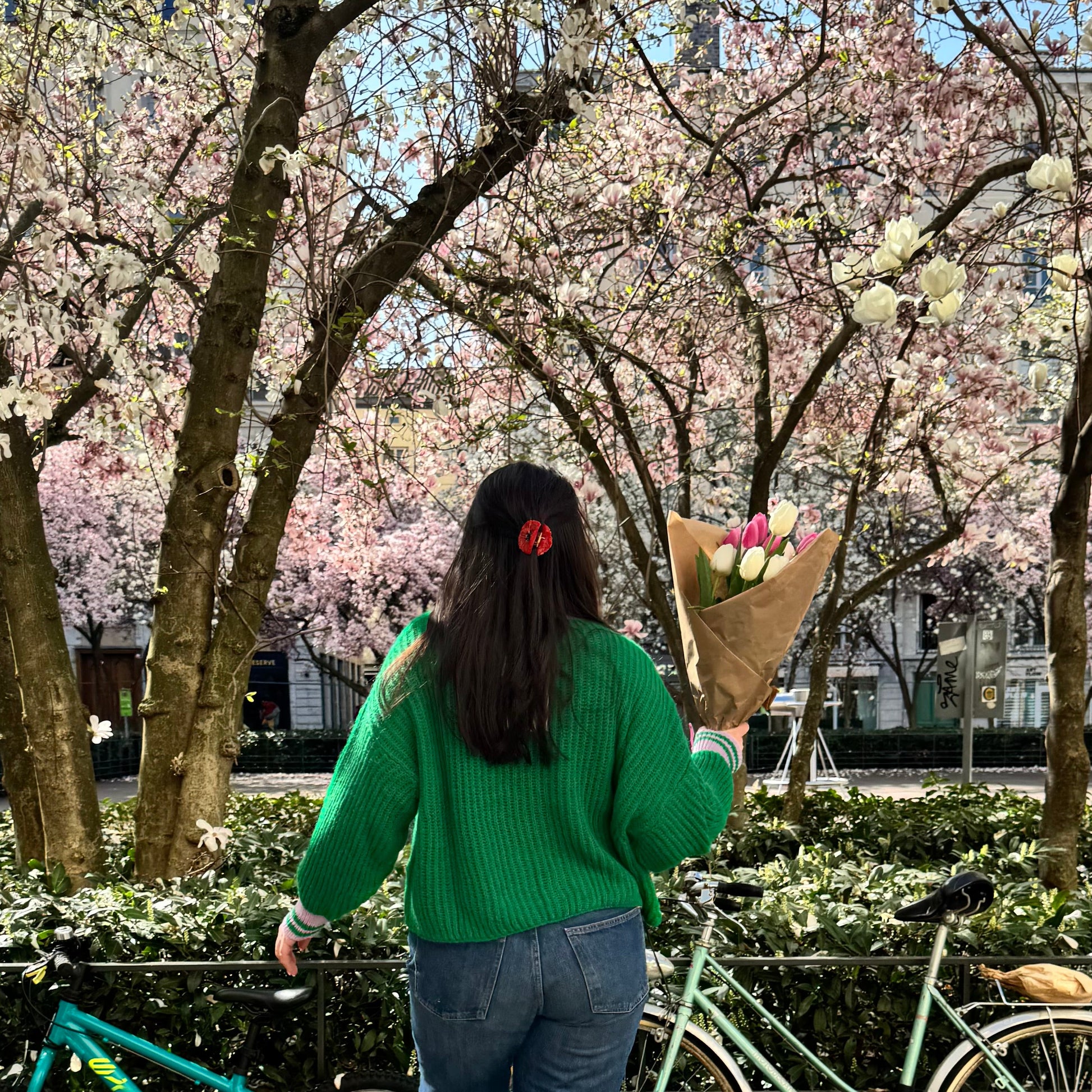 pull col V vert et mauve vu de dos 