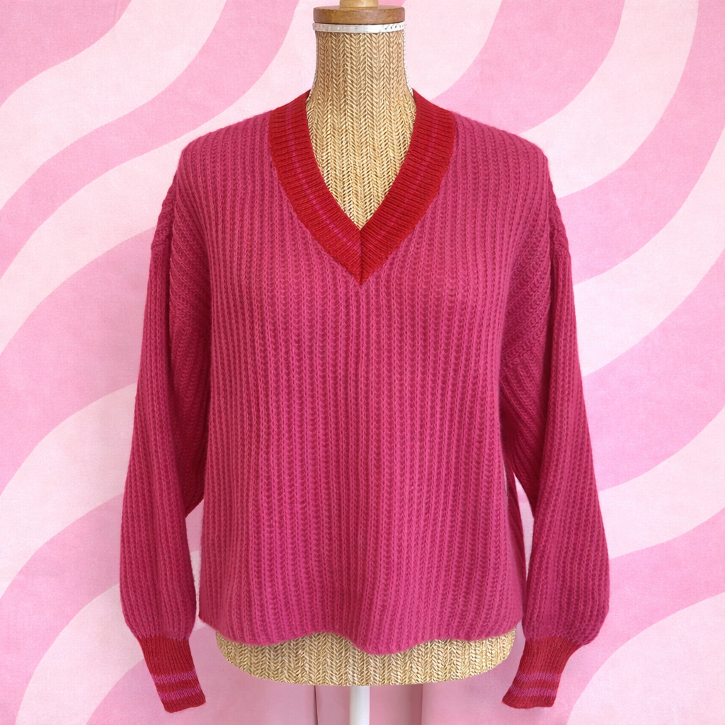 pull made in Italie rose et rouge porté sur un buste