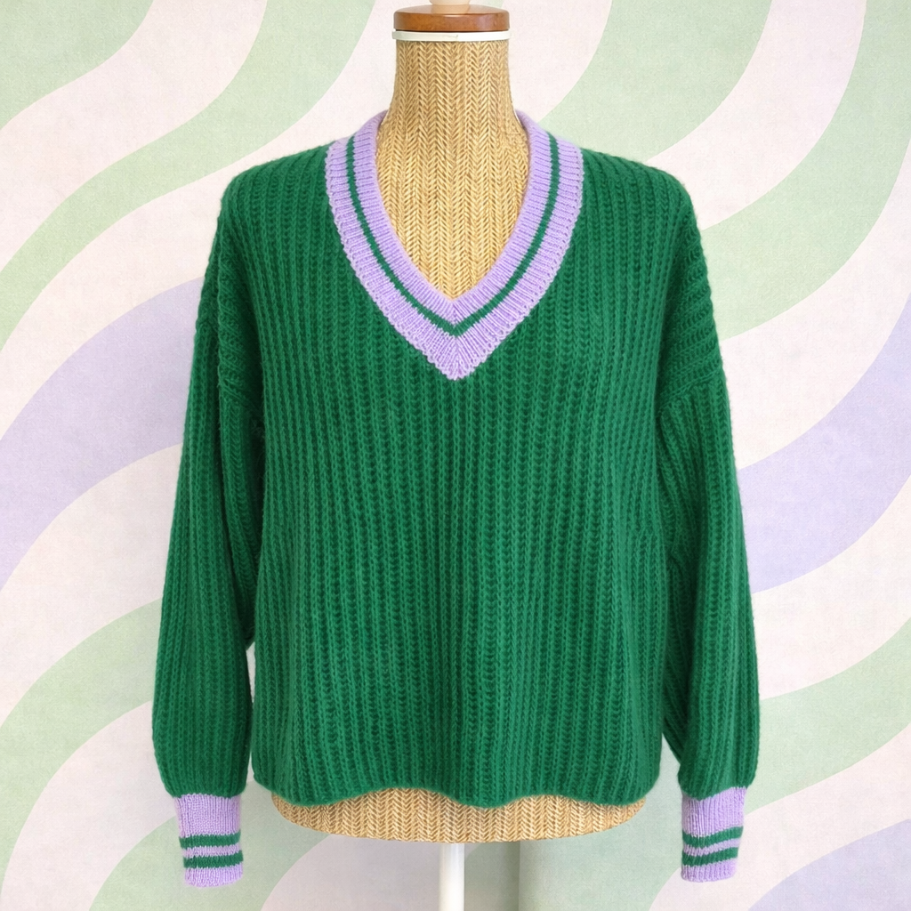 pull made in Italie vert et mauve, porté sur un buste 