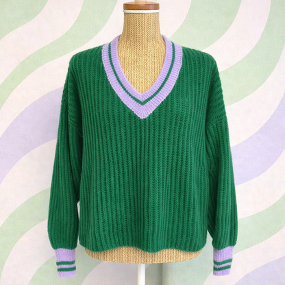 pull made in Italie vert et mauve, porté sur un buste 