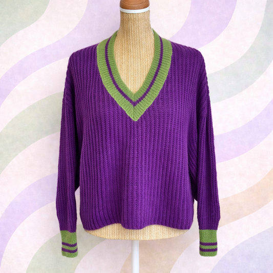 pull made in Italie violet et vert, porté sur un buste