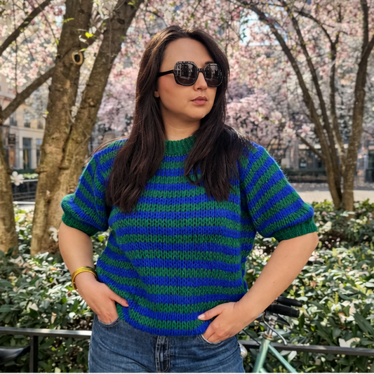 pull made Italie a rayures porté sur mannequin en extérieur 