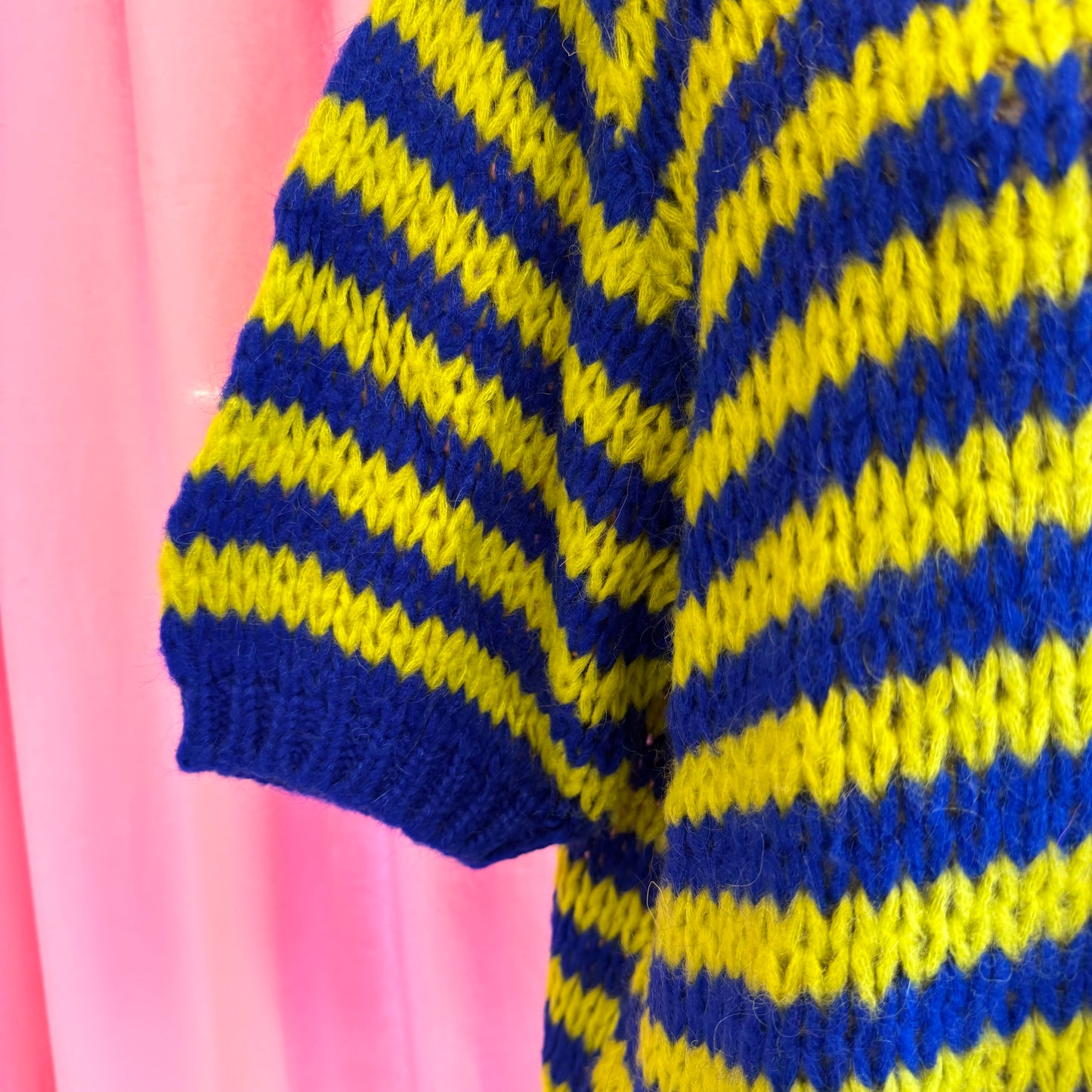 zoom détails pull manche courte jaune et bleu made in Italie