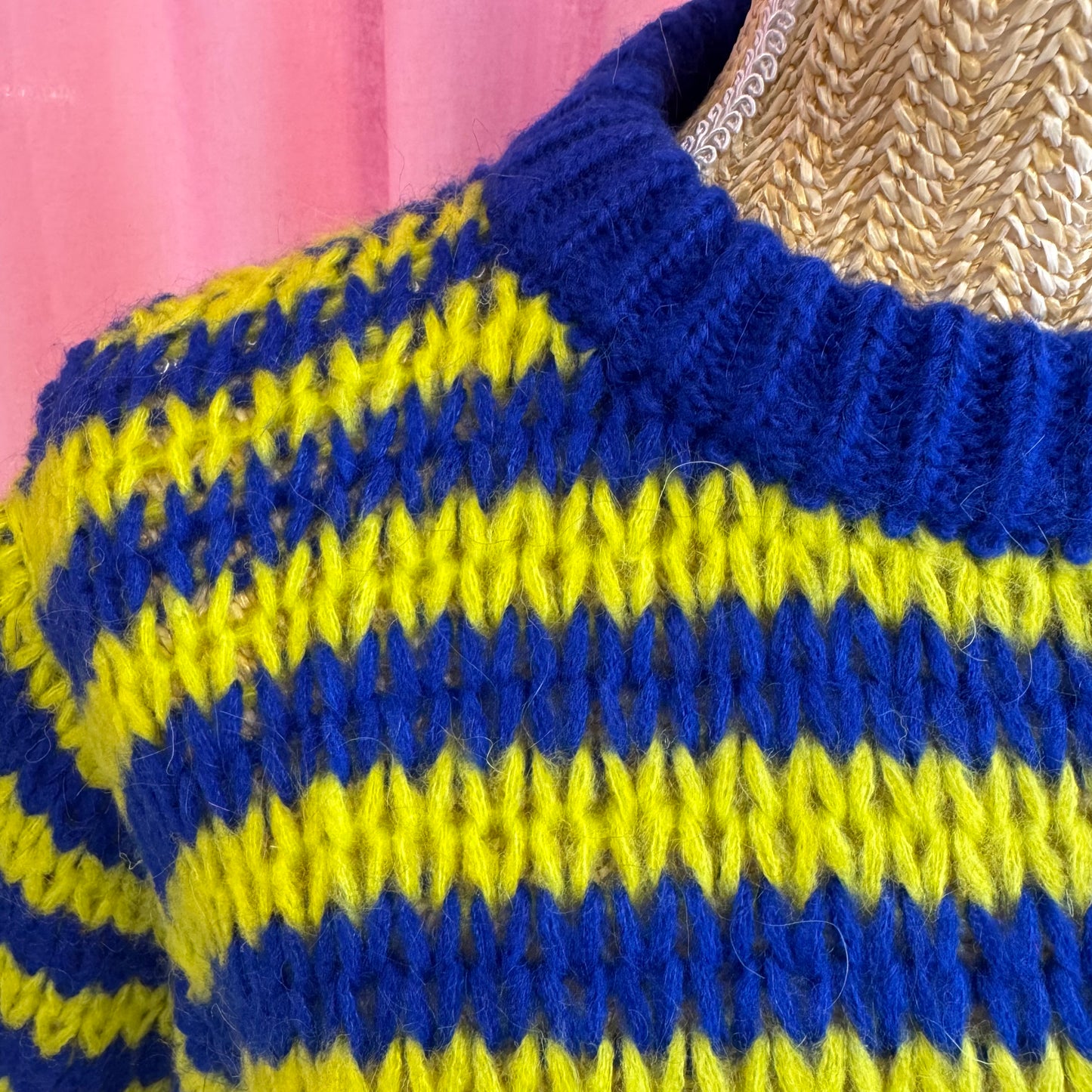 zoom pull rayé jaune et bleu made in Italie 