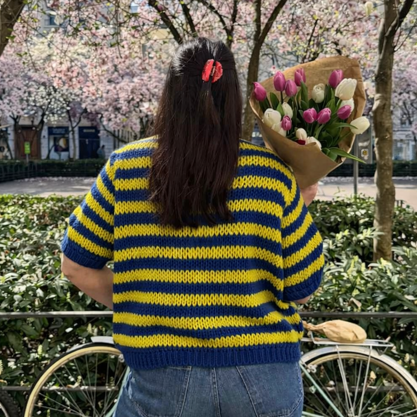 pull manche courte jaune et bleu made in Italie vue de dos