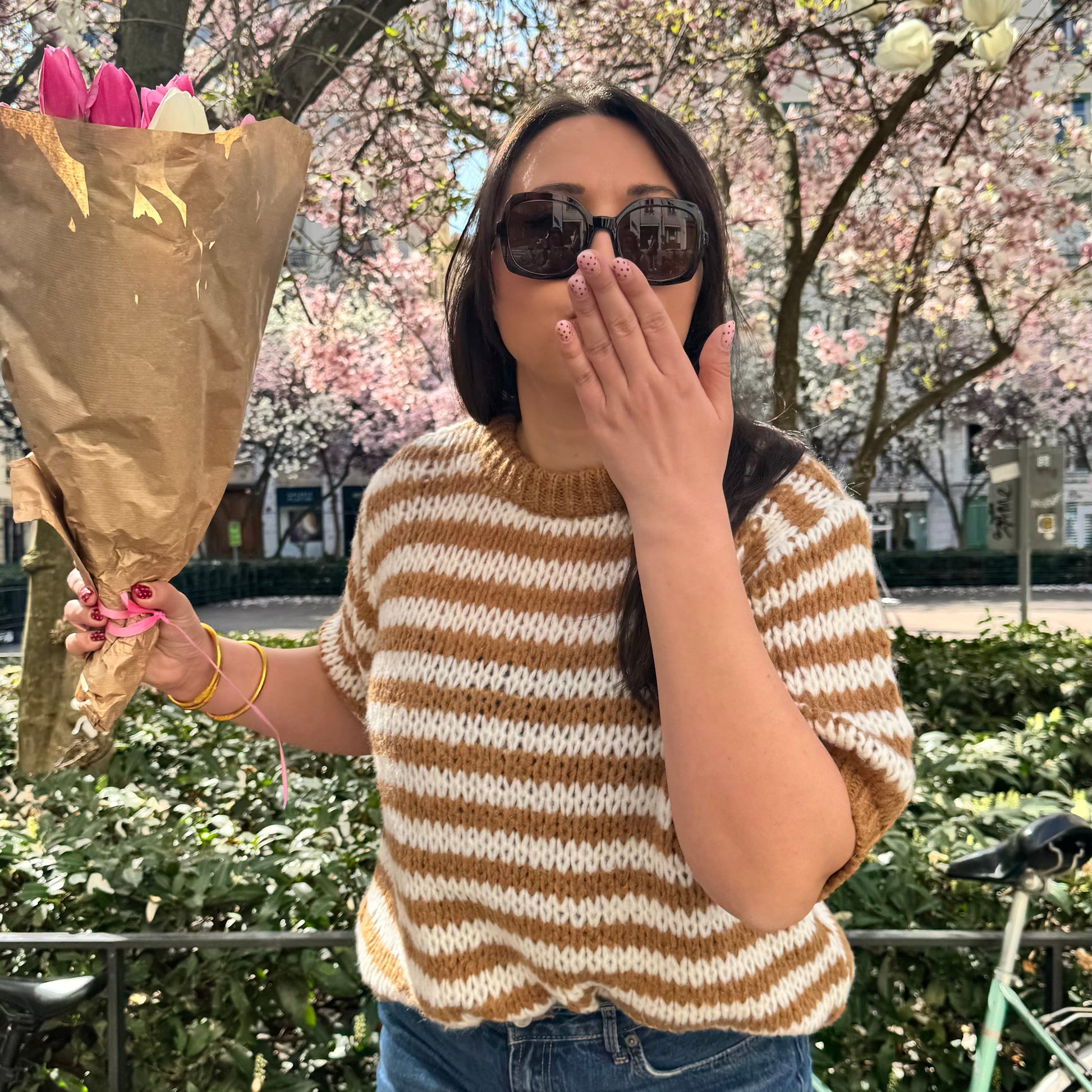 pull manche courte rayures marron et blanc - sur un mannequin en extérieur 