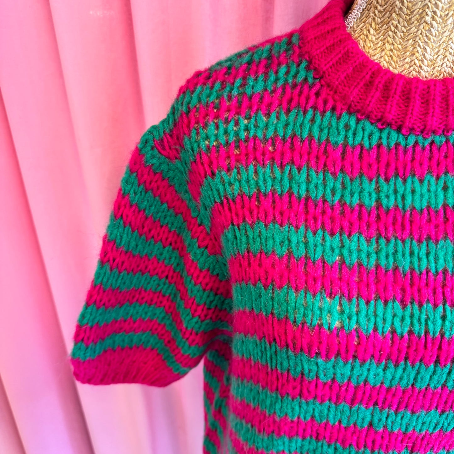 zoom sur manche pull vert et rose made in Italie