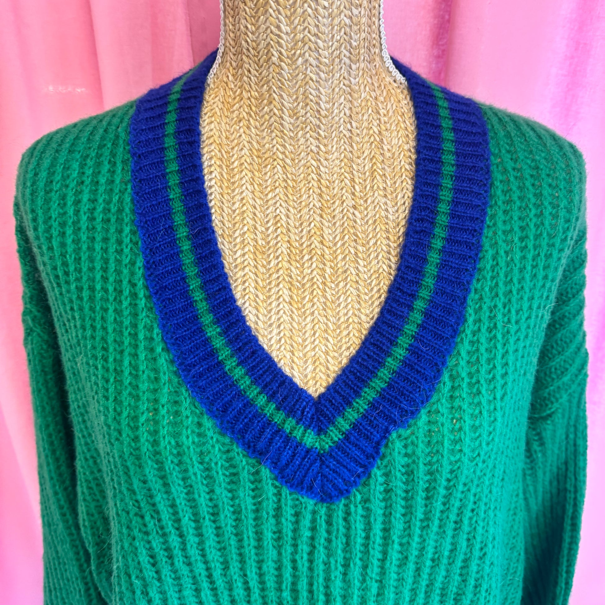 zoom sur détails pull vert col V bleu roi, made in Italie 