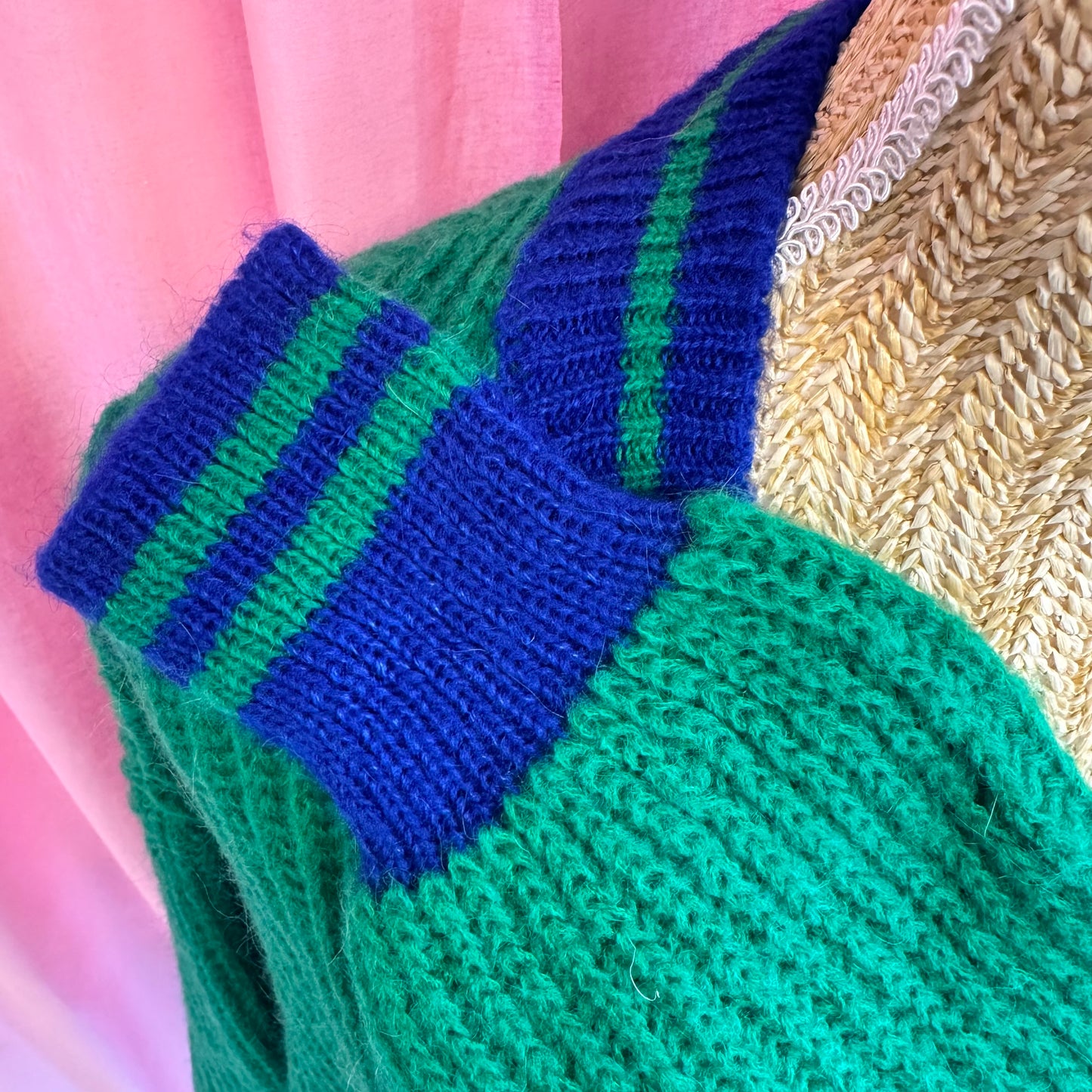 zoom sur manche pull vert et bleu, made in Italie 