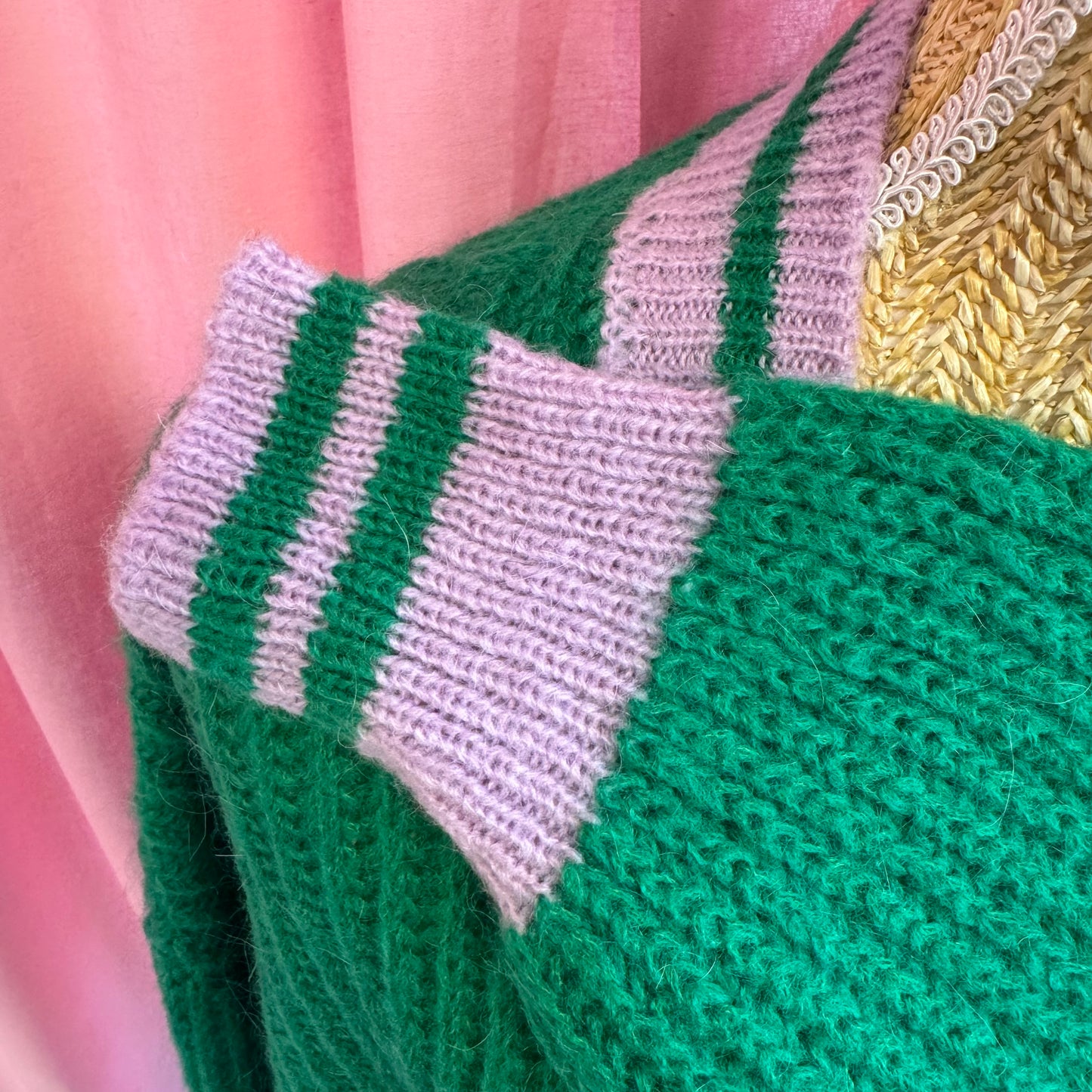 zoom sur manche pull vert et col V mauve
