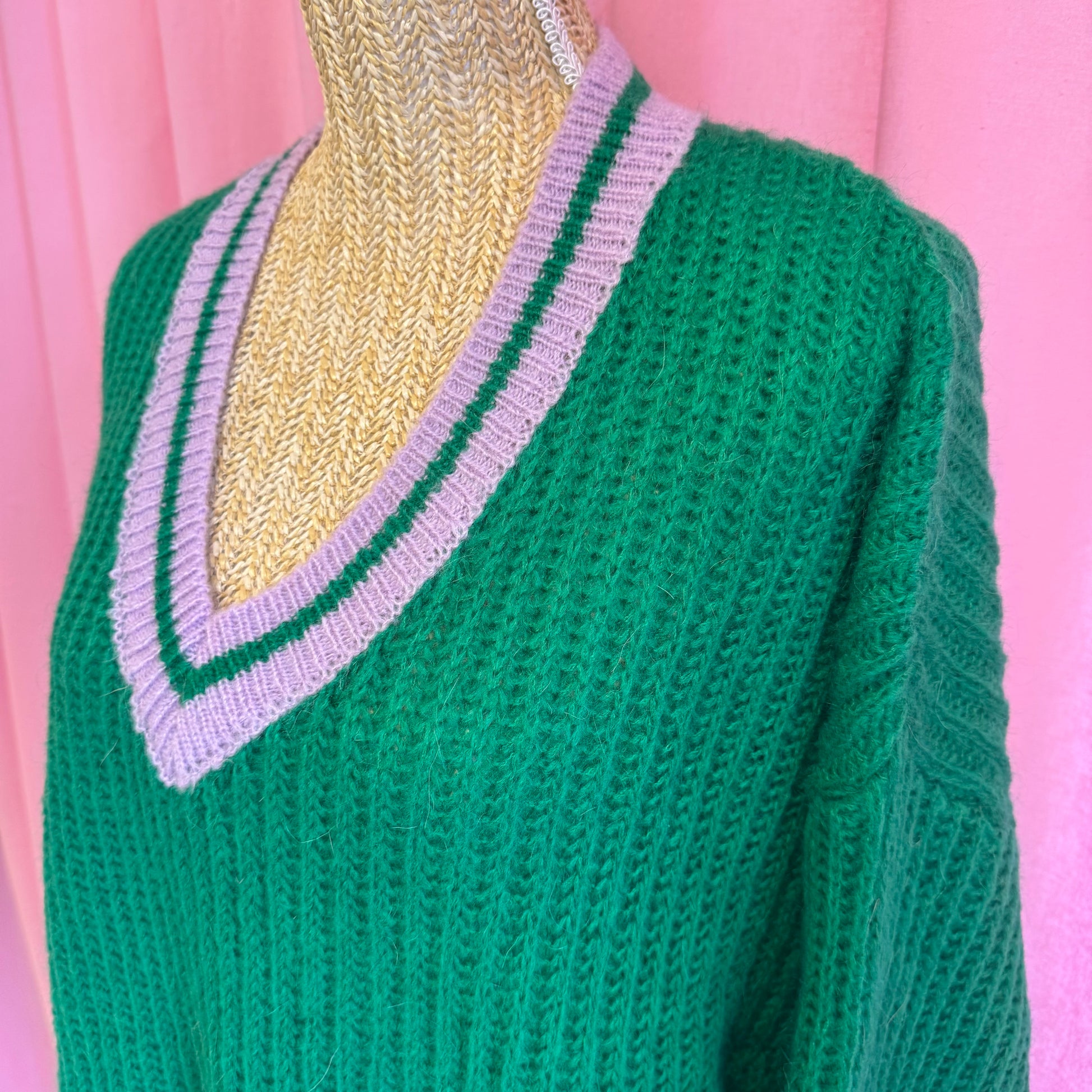 zoom sur détail col pull vert et mauve, made in Italie 