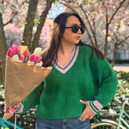 pull vert et mauve made in Italie en situation sur mannequin en extérieur 