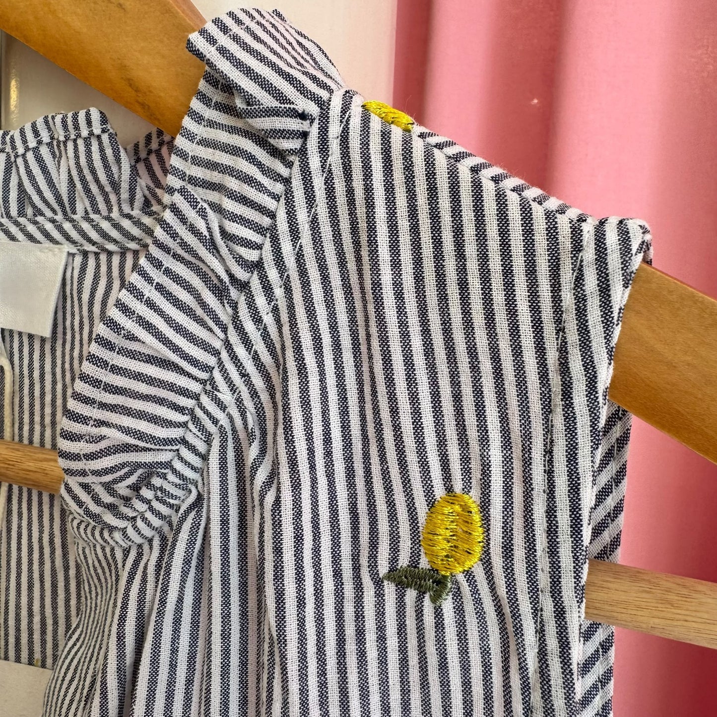 zoom sur broderies citrons