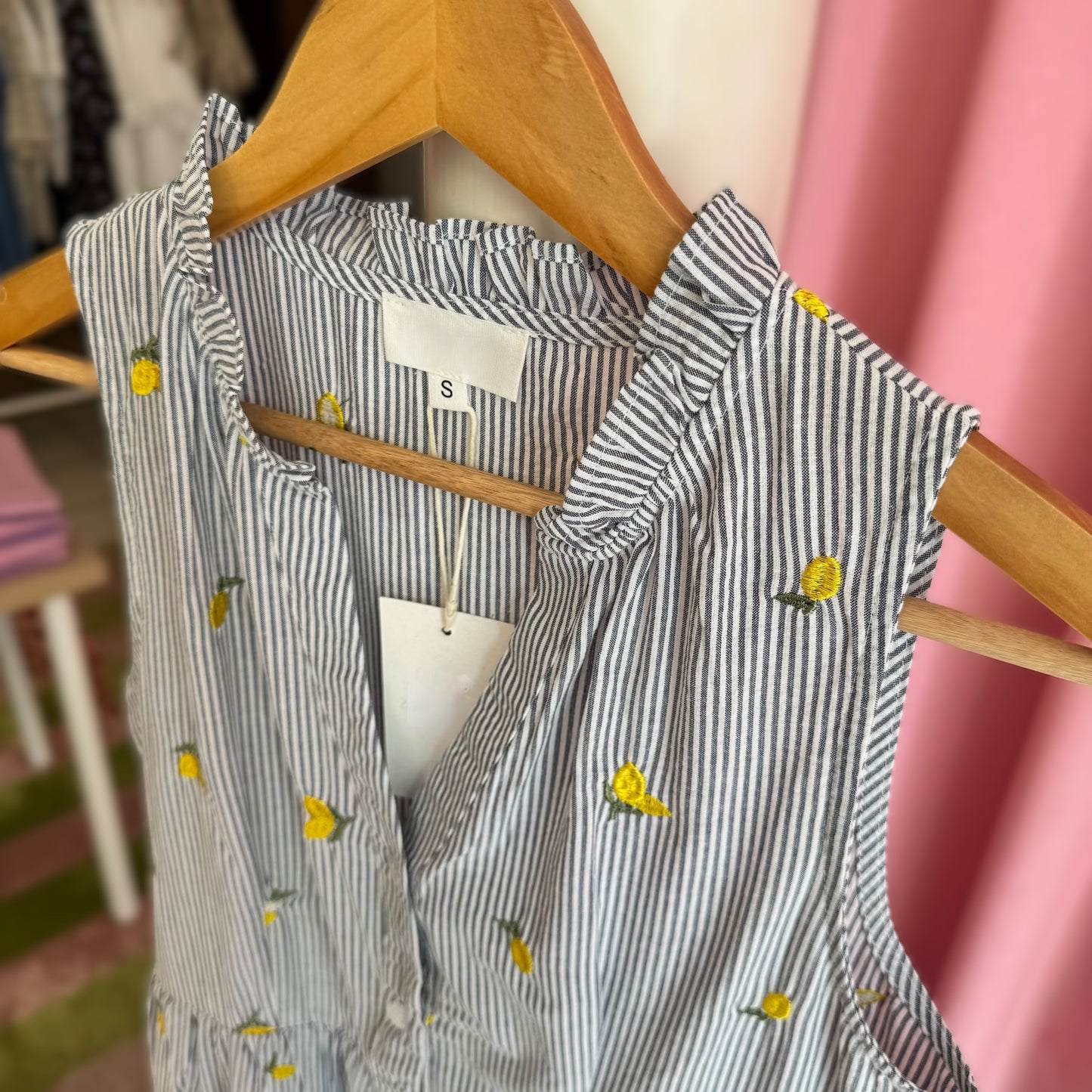 zoom sur détails robes d'été avec broderies citrons