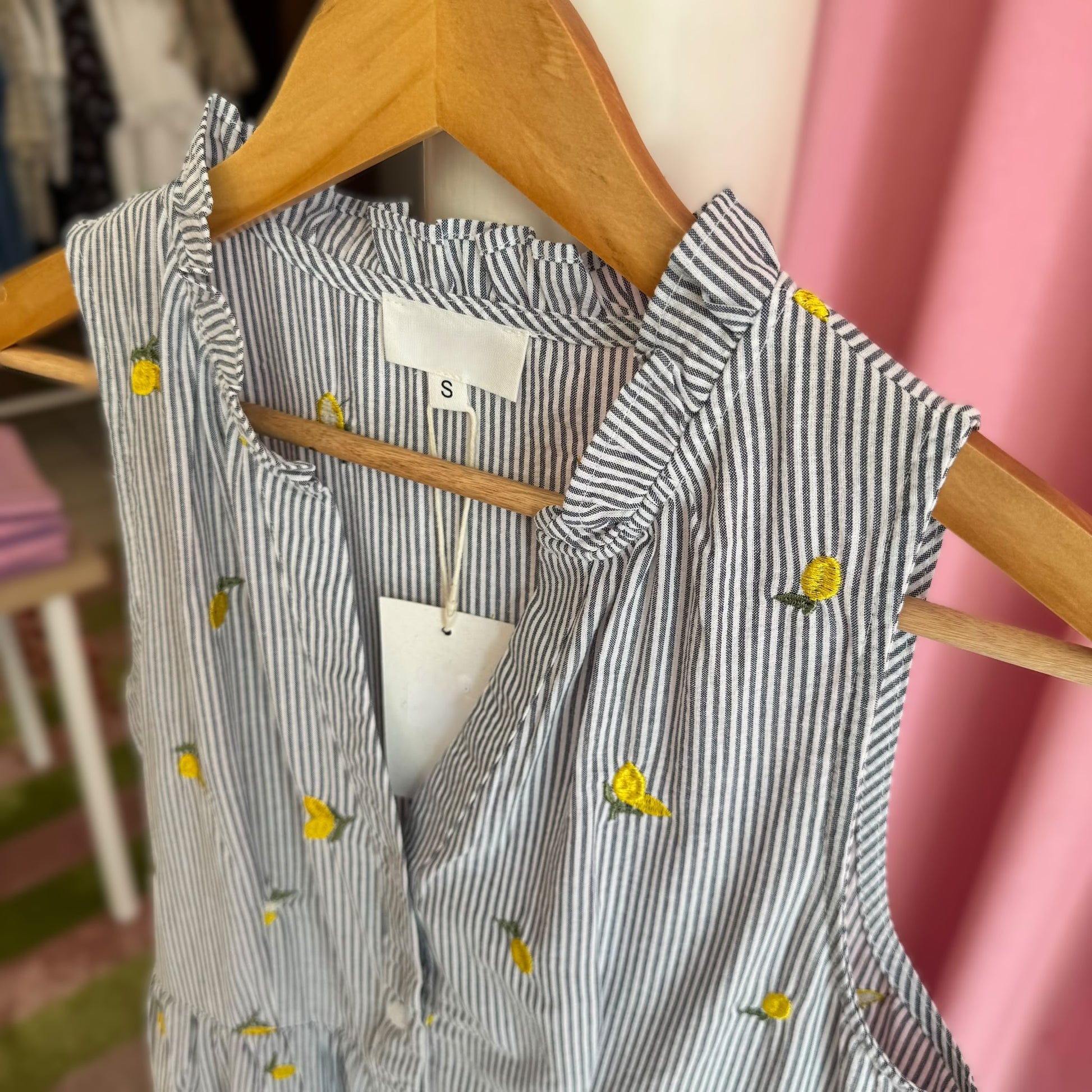 zoom sur détails robes d'été avec broderies citrons